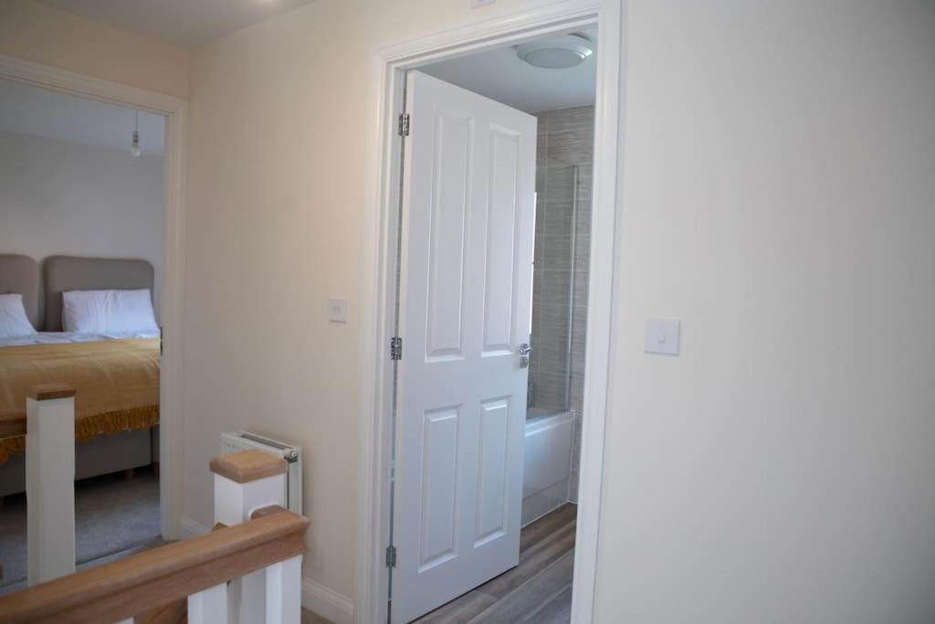 5 Swiftsure - Stunning 4 Bed Home, Free Parking Holiday home *