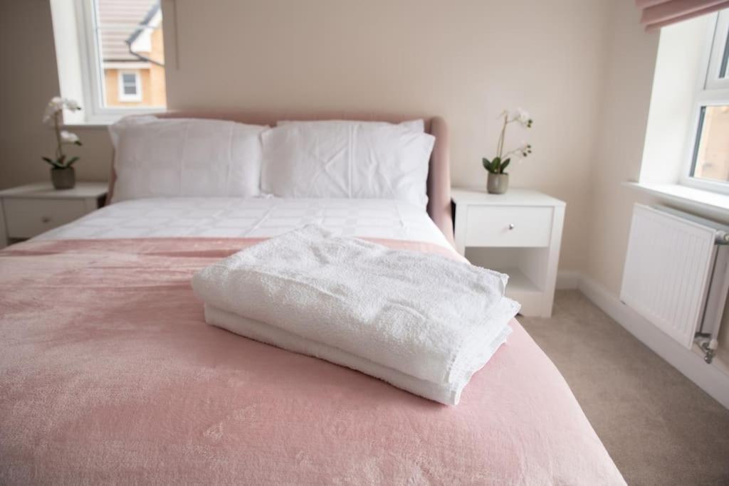 5 Swiftsure - Stunning 4 Bed Home, Free Parking