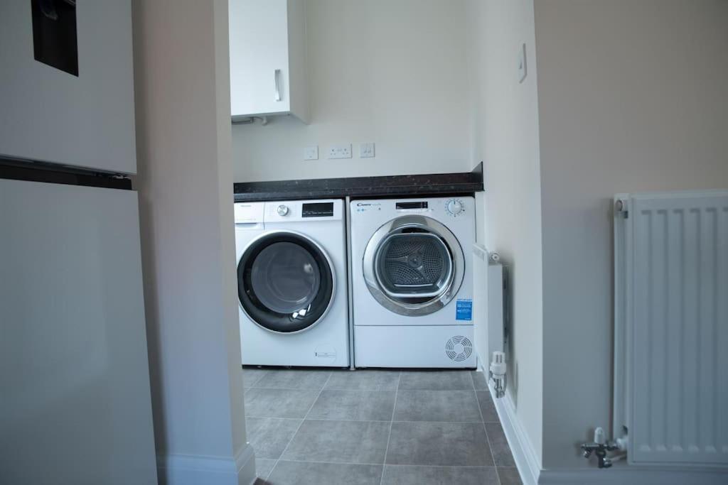 5 Swiftsure - Stunning 4 Bed Home, Free Parking * Milton Keynes