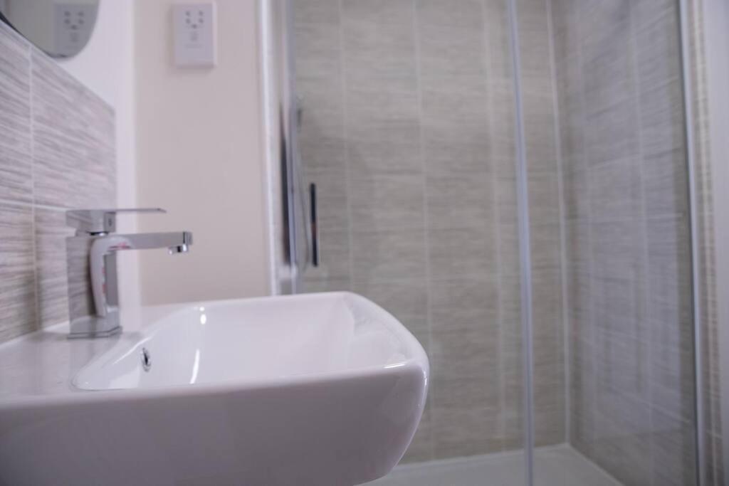 5 Swiftsure - Stunning 4 Bed Home, Free Parking Holiday home Milton Keynes