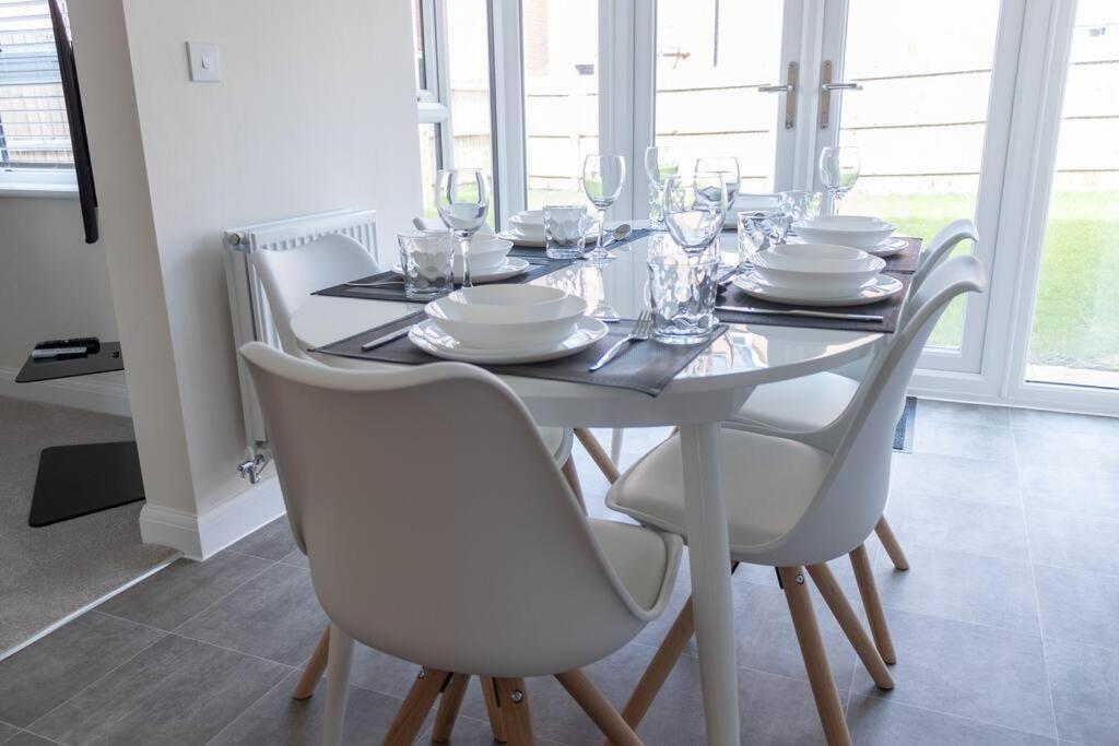 5 Swiftsure - Stunning 4 Bed Home, Free Parking * Milton Keynes