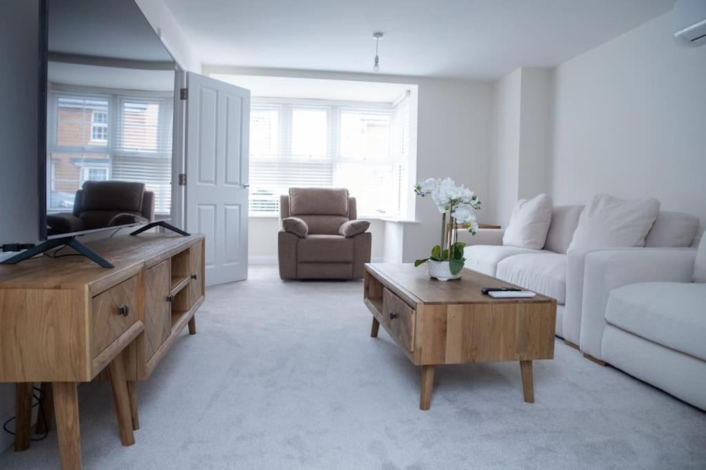 5 Swiftsure - Stunning 4 Bed Home, Free Parking * Milton Keynes