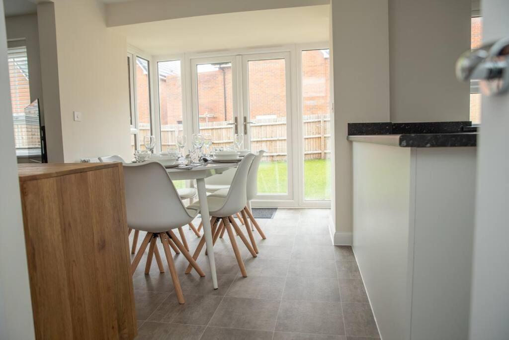 5 Swiftsure - Stunning 4 Bed Home, Free Parking *