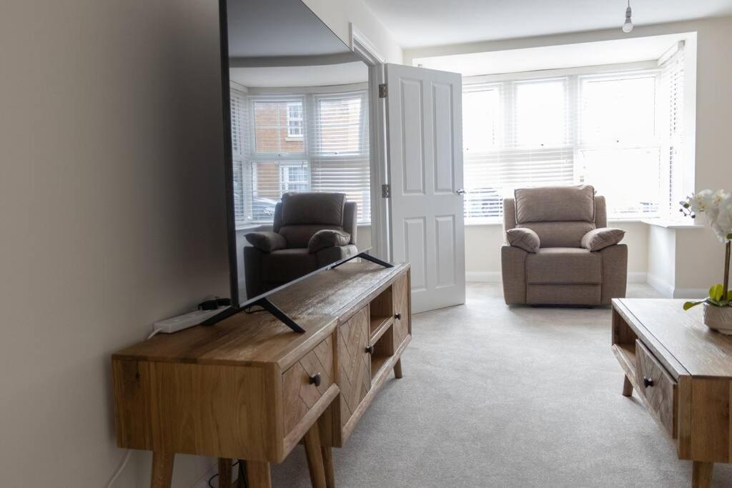 5 Swiftsure - Stunning 4 Bed Home, Free Parking Holiday home *