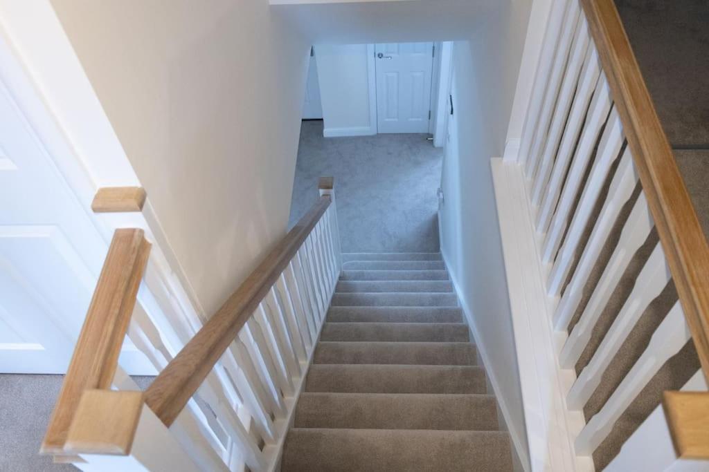 5 Swiftsure - Stunning 4 Bed Home, Free Parking Milton Keynes